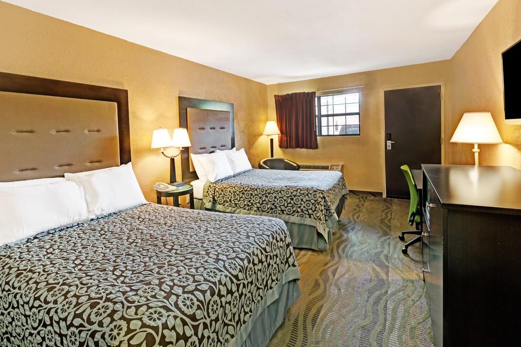 Days Inn By Wyndham Cherokee Near Casino Room photo